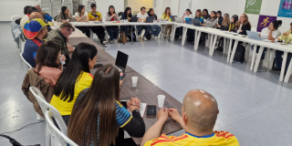 Foto de un grupo de funcionarios de la localidad de Fontibón en una reunión 