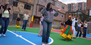 Foto de un grupo de mujeres bailando 