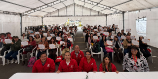 Imagen de los emprendedores con sus certifcados en mano