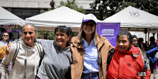 Secretaria de la Mujer, Laura Tami Leal, junto a mujeres en la localidad de Santa Fe.