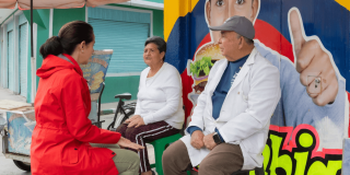Secretaria de Ambiente, Adriana Soto, conversa con habitantes de los barrios Olarte y Villa Anny en Bosa durante jornada de Gabinete al Barrio para escuchar inquietudes de la comunidad.