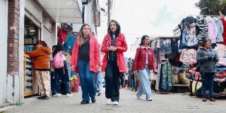 Adriana Soto, secretaria de Ambiente, recorre junto a su equipo de trabajo el sector 20 de Julio durante una jornada de diálogo comunitario sobre asuntos ambientales.