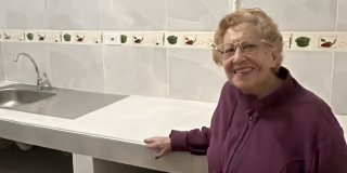 Foto que muestra una mujer sonriendo 