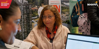 Foto que muestra una señora sonriente 
