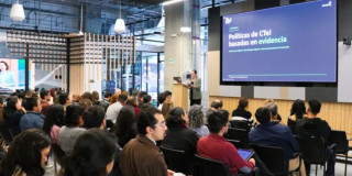 Personas reunidas en un auditorio recibiendo una charla 