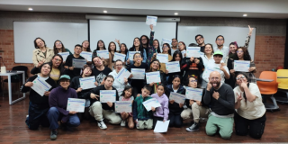 Imagen de un grupo de personas con certificado de cursos en BibloRed