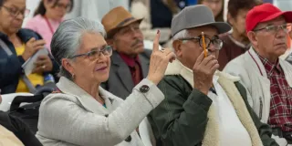 Imagen de personas mayores participando en una reunión