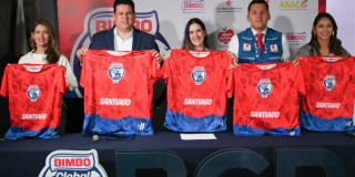 La primera dama, Carolina Deik, con representantes de los diferentes programas y empresas mostrando la camiseta de la Bimbo Global Race (BGR)