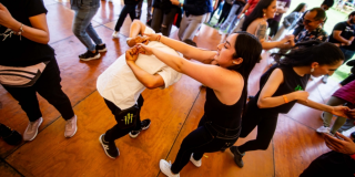 Imagen de varias personas tomando clases de baile.