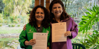 María Claudia García Dávila, directora del Jardín Botánico de Bogotá y Sandra Valenzuela, directora de WWF Colombia, sostienen documentos de cooperación durante la firma de una alianza estratégica para impulsar acciones conjuntas de conservación ambiental y biodiversidad.