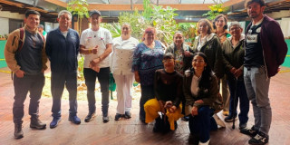 Grupo de participantes, personal técnico y comunidad reunidos en espacio del Jardín Botánico durante lanzamiento de célula de producción de hongos comestibles.