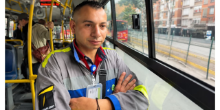 Foto de Jesús Moncada en un bus de Transmilenio