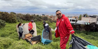 Foto de funcionarios del Distrito en operativo de limpieza 
