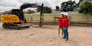 Adriana Soto, secretaria de Ambiente, junto al alcalde local de Bosa, Fabián Ernesto Ramírez dan la orden para las primeras excavaciones de las obras de renaturalización en la ZUMA Bosa-Apogeo con intervención ambiental y recuperación ecológica en el sur de Bogotá.