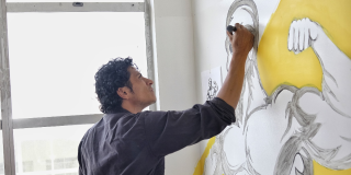 Imagen de un hombre pintando en una pared