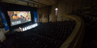 Imagen de sala de cine con fondo de pantalla cortos