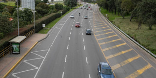Foto de varios carros en una vía