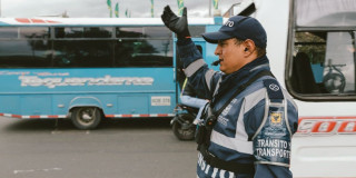 Foto de un agente de tránsito en una vía de Bogotá.