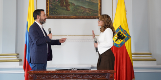Imagen de María Fernanda Ortiz con la mano levantada durante la posesión