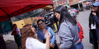 Foto de funcionarios ayudando a un ciudadano