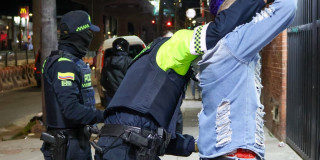 Un Policía requisando a un ciudadano