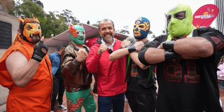 Director del IDRD, Daniel García Cañón, posa en fotografía junto a luchadores que participarán en el Festival de Verano 2026 en Bogotá