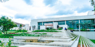 Foto que muestra la fachada de un edificio blanco