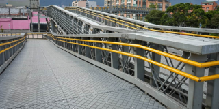 Imagen de un puente peatonal en Bogotá