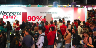 Foto que muestra personas reunidas en un espacio cerrado 