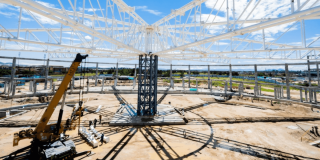 Estructura metálica de Gibraltar en construcción en Bogotá, con grúa, columnas de soporte y avances de obra de infraestructura recreativa del IDRD.