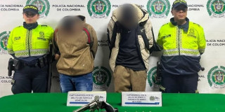 Dos capturados con dos policías 