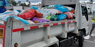Camión de Bogotá transporta sacos de alimento para ayuda animal hacia Venezuela