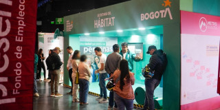 Foto que muestra un grupo de personas hablando 