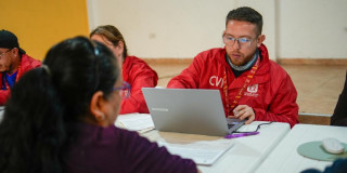 Foto que muestra una persona escribiendo en un computador 
