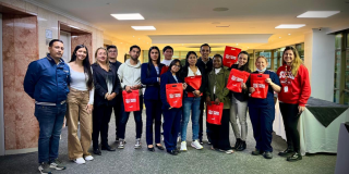 Imagen de un grupo de personas que recibió la beca de inglés