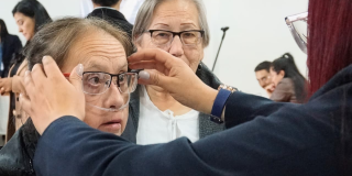Imagen de personas mayores provandose diferentes gafas