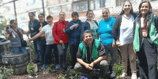 Personas mayores de San José de la Granja participan en la creación de un refugio para polinizadores en Engativá junto al Jardín Botánico de Bogotá.