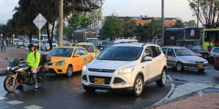 Foto de un vehículo de transporte especial rodando por las calles de Bogotá
