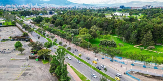 Foto de una vía de Bogotá donde se ven varios carros