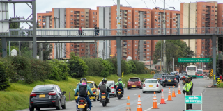 Foto que muestra vehículos andando por las calles 