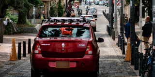 Foto que muestra vehículos andando por las calles 