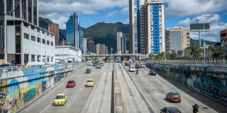 Foto que muestra vehículos andando por las calles 