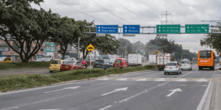 Foto que muestra vehículos andando por las calles 