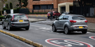Foto que muestra vehículos andando por las calles 