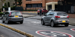 Foto que muestra vehículos andando por las calles 