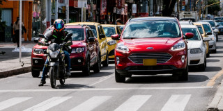 Foto que muestra vehículos circulando por las calles de Bogotá.