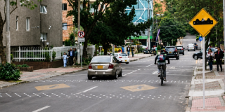 Fotos que muestran vehículos andando por las calles 