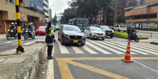 Imagen de una vía de Bogotá en la que circulan vehículos y motos.