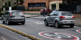 Foto que muestra vehículos andando por las calles 
