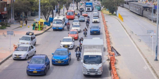 Foto de varios carros en una vía de Bogotá.